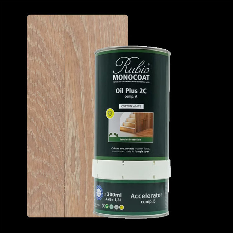 Blik met Rubio Monocoat Oil Plus 2C in de kleur Cotton White voor interieurbescherming naast een houten laminaatstaal met een lichte beige eiken kleur en een subtiele nerfstructuur.