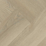 licht beige eiken vloer met visgraat motief en subtiele houtnerfstructuur in brede planken