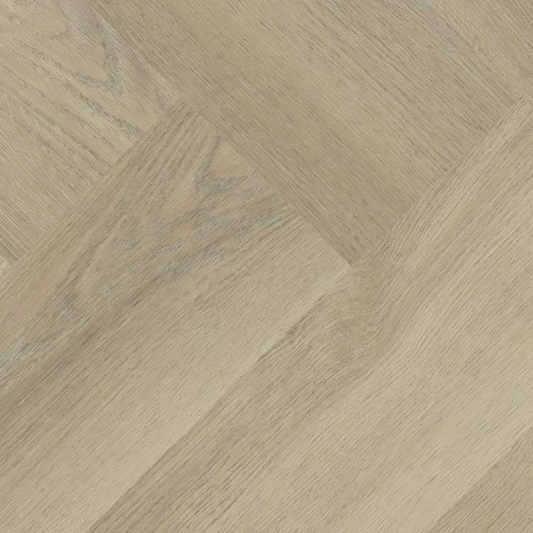 licht beige eiken vloer met visgraat motief en subtiele houtnerfstructuur in brede planken