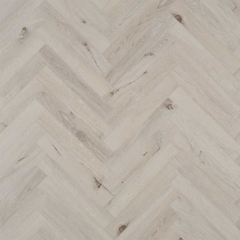 lichte eiken visgraatvloer met een matte structuur en subtiele noesten in het houtpatroon