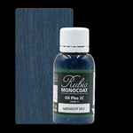flesje Rubio Monocoat olie in de kleur midnight sky met voorbeeld houten plank in blauwgrijze houtstructuur op de achtergrond
