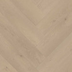 licht beige eiken vloer met visgraatpatroon en subtiele houtnerfstructuur met brede planken