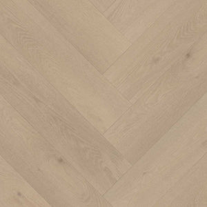 licht beige eiken vloer met visgraatpatroon en subtiele houtnerfstructuur met brede planken