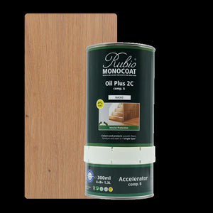 licht gerookt eiken houten plank met subtiele nerven naast een blik Rubio Monocoat Oil Plus 2C houtolie in kleur Smoke voor interieurbescherming