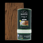 Donker bruin eiken hout sample met zichtbare nerfstructuur naast een blik Rubio Monocoat Oil Plus 2C houtbeits en accelerator in zwarte kleur voor interieurbescherming.