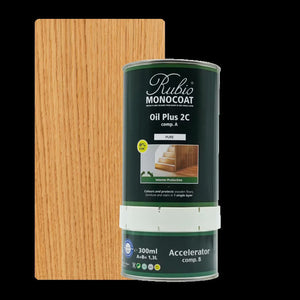 Licht eiken houten plank met zichtbare nerfstructuur naast een groen-zwart verfblik van Rubio Monocoat Oil Plus 2C voor interieurbescherming van houten vloeren, meubels en trappen.