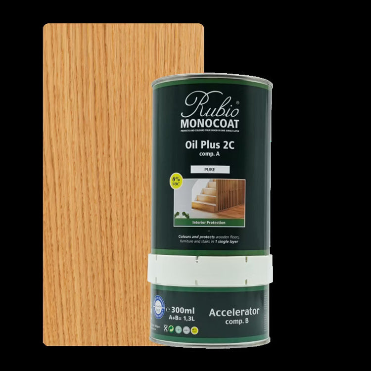 Licht eiken houten plank met zichtbare nerfstructuur naast een groen-zwart verfblik van Rubio Monocoat Oil Plus 2C voor interieurbescherming van houten vloeren, meubels en trappen.
