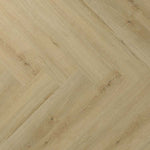 licht beige eiken visgraatvloer met natuurlijke houtstructuur en subtiele noesten
