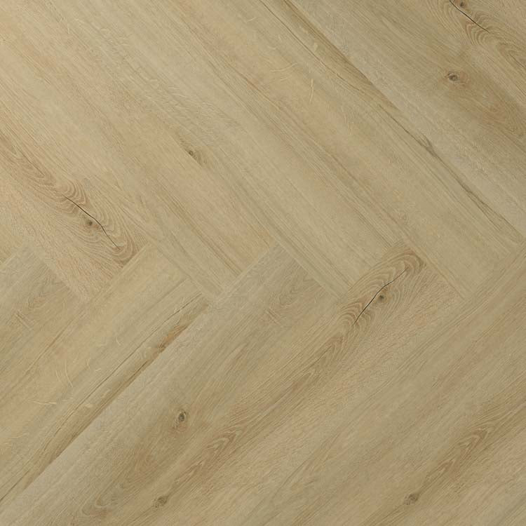 licht beige eiken visgraatvloer met natuurlijke houtstructuur en subtiele noesten