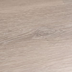 licht beige eiken vloer met fijne houtnerfstructuur en subtiele knoesten in een matte afwerking