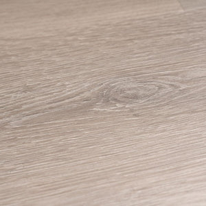 licht beige eiken vloer met fijne houtnerfstructuur en subtiele knoesten in een matte afwerking