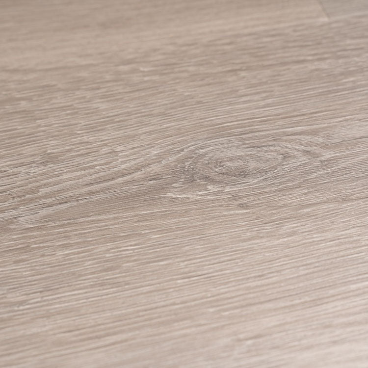 licht beige eiken vloer met fijne houtnerfstructuur en subtiele knoesten in een matte afwerking