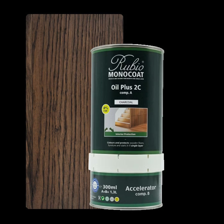 Donker bruin eiken houtstaal met zichtbare nerfstructuur naast een groene verfblik Rubio Monocoat Oil Plus 2C in de kleur Charcoal voor interieur bescherming van houten vloeren en trappen.