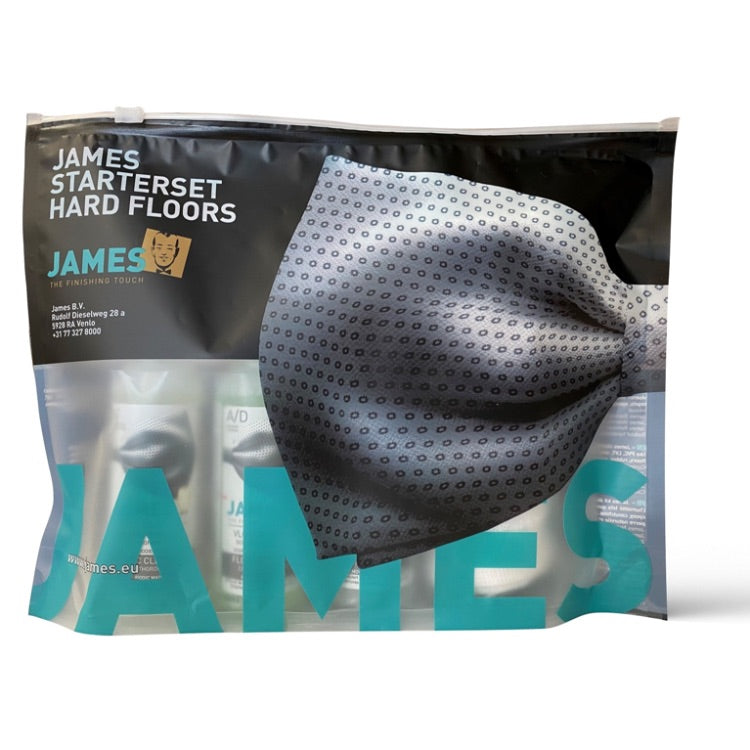 Zwart doorzichtig kunststof zakje met turqoise letters JAMES, gevuld met vloeronderhoudsproducten en een donkergrijs microvezeldoek met een patroon van kleine zwarte en lichtgrijze stippen.