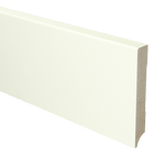 witte MDF plint met strakke, gladde afwerking en afgeronde bovenhoek, staand op een witte achtergrond