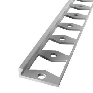 Aluminium hoekprofiel met geperforeerde gaten en open driehoekige uitsparingen, geschikt voor afwerking van vloeren of wandranden.
