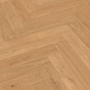 licht beige eiken vloer met visgraat patroon en subtiele houtnerfstructuur