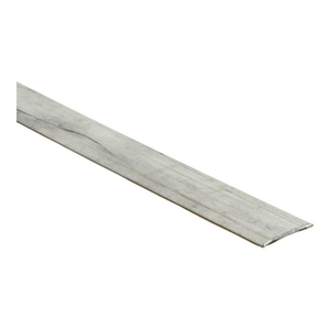 dunne metalen overgangsstrip met licht grijze marmerstructuur en subtiele nerfvormige lijnen, geschikt voor vloerafwerking