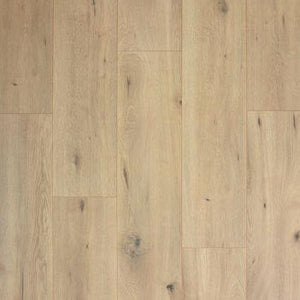lichte eiken vloer met brede planken en natuurlijke houtnerfstructuur met lichte knoestvlekken