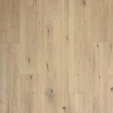 lichte eiken vloer met brede planken en natuurlijke houtnerfstructuur met lichte knoestvlekken