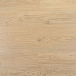 licht beige eiken vloer met subtiele nerfstructuur en natuurlijke houtknopen, brede planken in een recht gelegd patroon