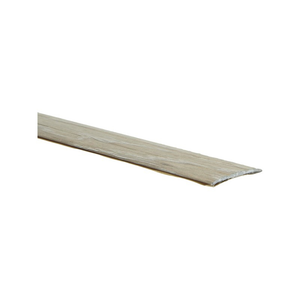 Overgangsprofiel met licht eiken houtstructuur en lichte nerf, afgerond model voor een naadloze overgang tussen vloeren.