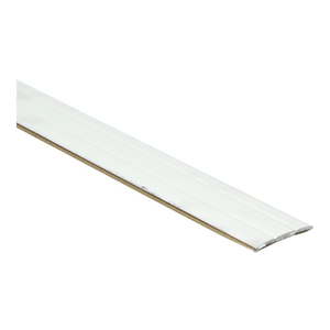 wit metalen drempelstrip met drie ondiepe lengteribbels en gebogen profiel voor vloerafwerking