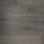 licht grijs eiken vloer met brede planken en subtiele houtnerven en knoesten, matte structuur