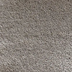 grijs beige tapijt met een dicht, kort pool oppervlak en subtiele variatie in structuur en kleurtoon