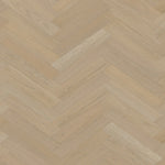 licht beige eiken visgraatvloer met fijne houtstructuur en matte afwerking