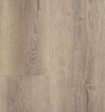 licht beige eiken vloer met natuurlijke houtstructuur en zichtbare noesten in brede planken