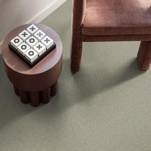 licht taupe tapijt met fijne, dichtgeweven structuur en lichte vezelvariaties