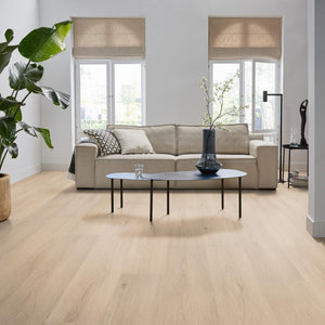 licht beige eiken vloer met fijne houtnerfstructuur en brede planken in recht gelegd patroon zonder zichtbare noesten