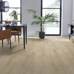 lichte vloer in beige eiken met brede planken en een natuurlijke houtstructuur in een lichte, neutrale woonruimte met zwart metalen raamkozijnen en bruin fluwelen eetkamerstoelen