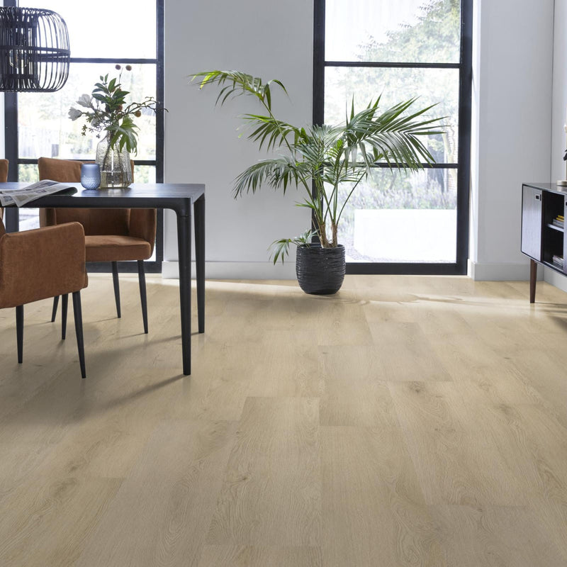 lichte vloer in beige eiken met brede planken en een natuurlijke houtstructuur in een lichte, neutrale woonruimte met zwart metalen raamkozijnen en bruin fluwelen eetkamerstoelen