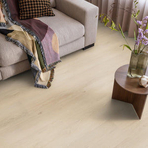 licht eiken vloer met subtiele houtstructuur en natuurlijke noesten in brede planken patroon