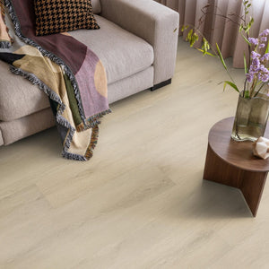 lichte eiken vloer met een fijn houtnerf structuur en brede planken in een neutrale beige tint