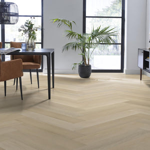 lichte beige eiken visgraat vloer met subtiele houtnerfstructuur en brede planken met licht matte afwerking