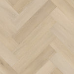 lichte beige eiken visgraat vloer met subtiele houtnerfstructuur en brede planken met licht matte afwerking
