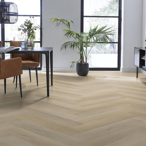 licht beige eiken visgraatvloer met subtiele houtstructuur en brede planken in een visgraatpatroon