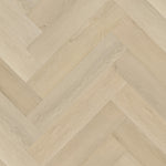 lichte beige eiken visgraatvloer met subtiele houtnerfstructuur en matte afwerking, brede planken in visgraatpatroon gelegd