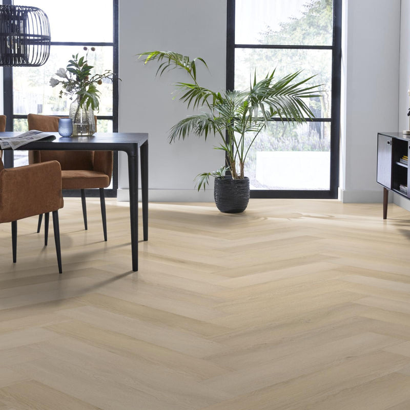 licht eiken visgraatvloer met een matte, gladde structuur in een ruime lichte woonkamer met zwart metalen raamprofielen, zwarte salontafel, terracotta gekleurde stoelen en een groene kamerplant in een zwarte pot