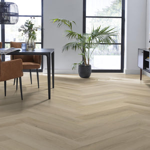 licht beige eiken visgraatvloer met subtiele houtnerfstructuur en brede planken in visgraatpatroon