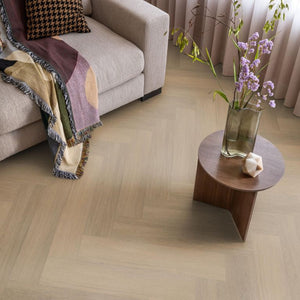 lichte beige eiken visgraatvloer met subtiele houtstructuur en brede planken