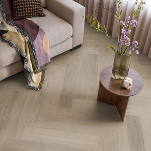 licht beige eiken vloer in visgraatpatroon met subtiele houtstructuur en fijne nerfdetails