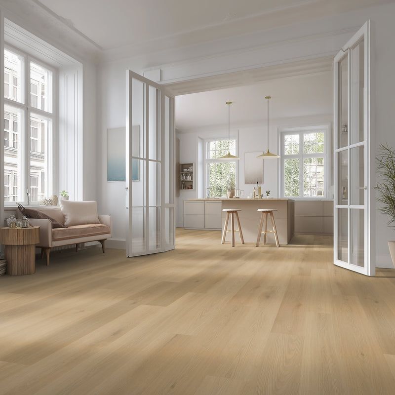 Licht eiken vloer met brede planken in een natuurlijke houtstructuur, gelegen in een lichte open woonkeuken met witte wanden en veel daglicht.