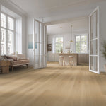 lichte beige eiken vloer met brede planken en subtiele houtstructuur in een lichte, ruime kamer met veel daglicht