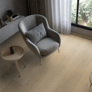 lichte beige eiken vloer met langwerpige planken en een subtiele houtnerfstructuur