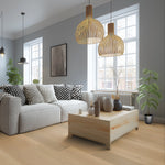 lichte beige eiken vloer met brede planken en een fijne, natuurlijke houtstructuur in een moderne woonkamer met grijsgekleurde muren en zwarte accenten