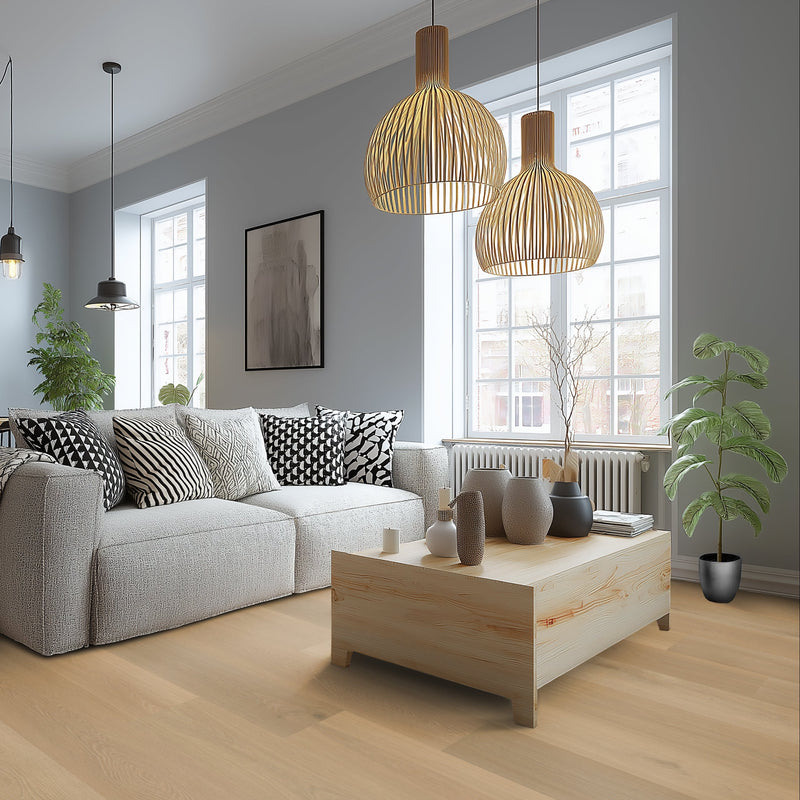 lichte beige eiken vloer met brede planken en een fijne, natuurlijke houtstructuur in een moderne woonkamer met grijsgekleurde muren en zwarte accenten